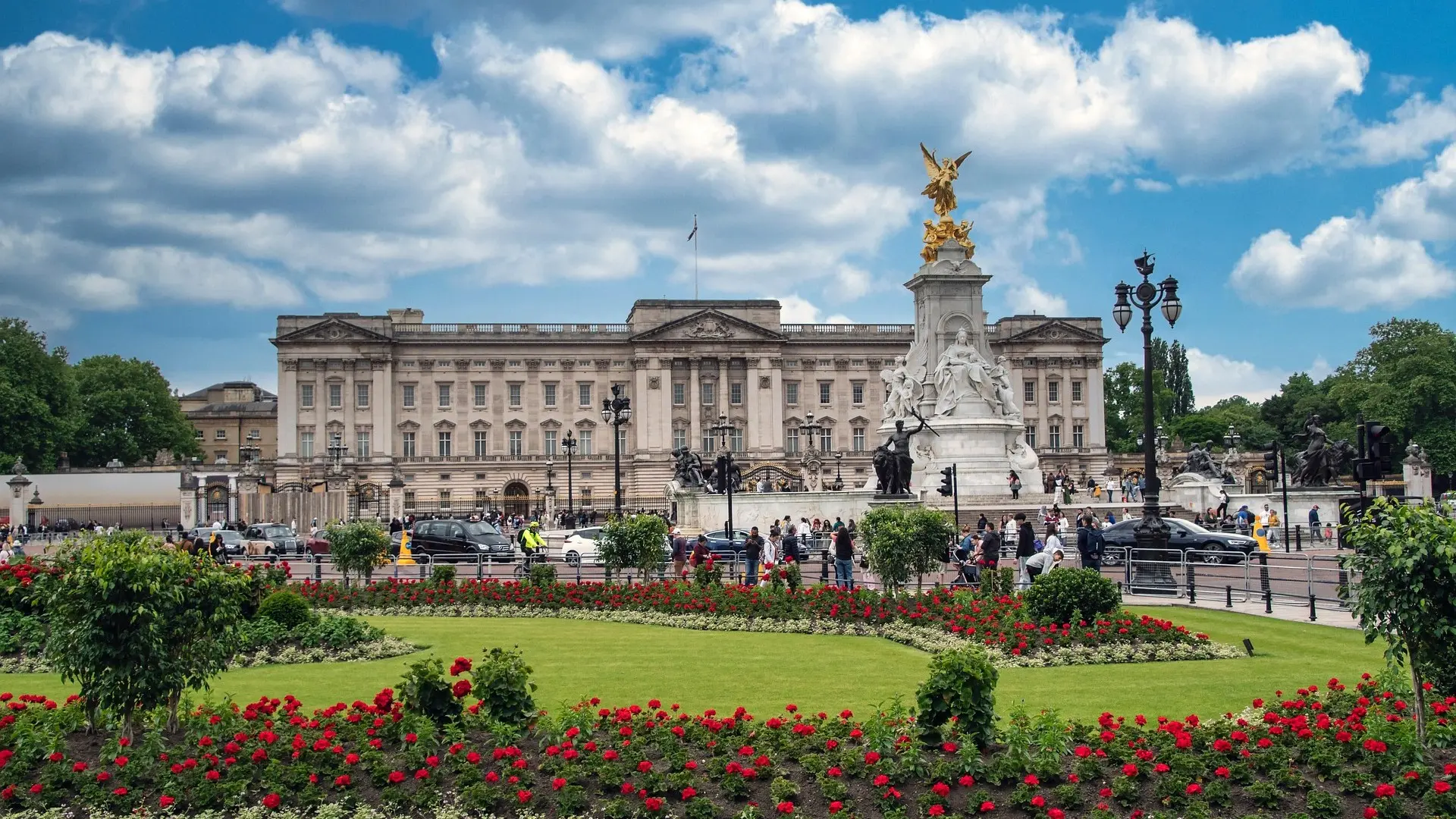 Tea & Tours in the Buckingham Palace gardens