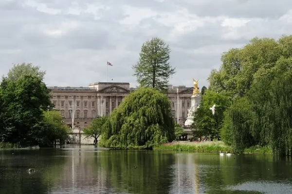 Guided tour in the Buckingham Palace gardens